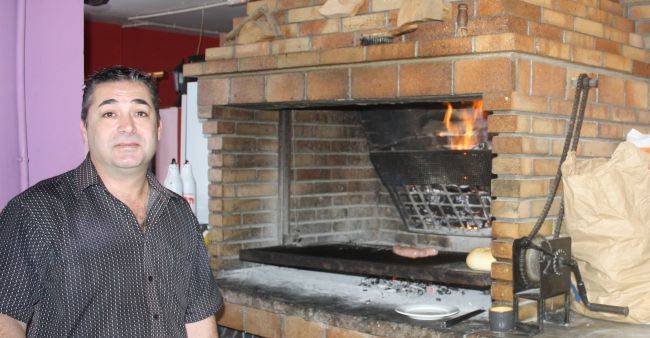 Carlos junto a la parrilla de El Chiringuito