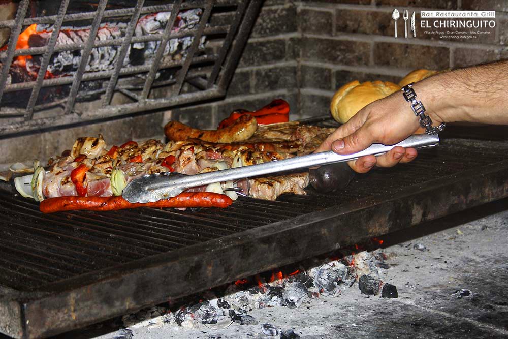 Carnes y pinchos sobre las brasas de El Chiringuito
