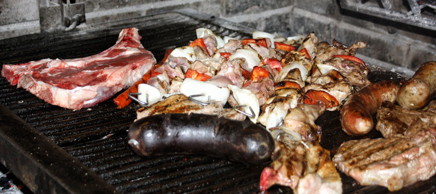 Carnes preparándose en la parrilla de El Chiringuito