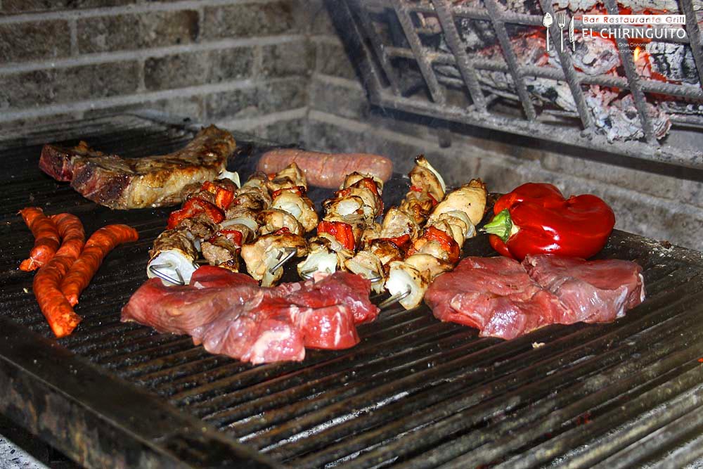 Parrillada con carnes y pinchos sobre las brasas