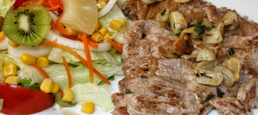 Carne a la plancha acompañada de ensalada